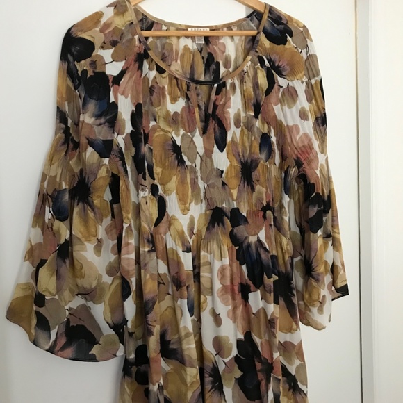 Like NEW! Gorgeous Spence flowy top. FREE mystery gift with EVERY purchase! - Picture 4 of 5